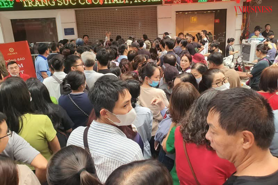 Không phải mua vàng, nhiều khách hàng đợi từ sáng sớm để bán vàng.
