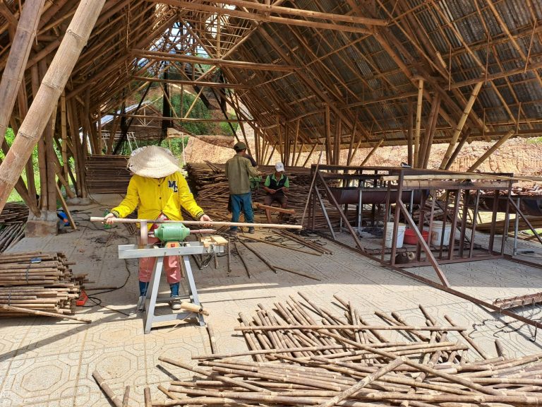 Sản xuất thang tre treo khăn và hàng rào tre xuất khẩu tại HTX Tre tầm vông Tố Lan.