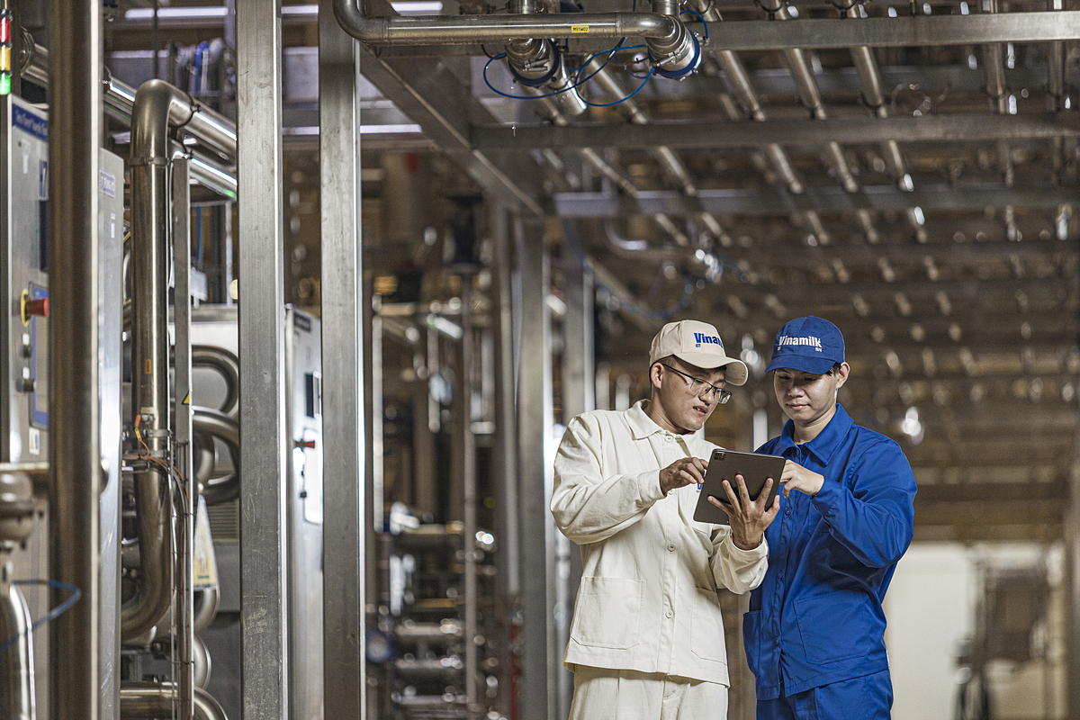 Hệ thống kiểm tra chất lượng sữa độ nhạy cao cho phép Vinamilk kiểm tra chất lượng sữa theo thời gian thực tại mọi điểm quan trọng. &lpar;Ảnh: Minh Anh&rpar;.