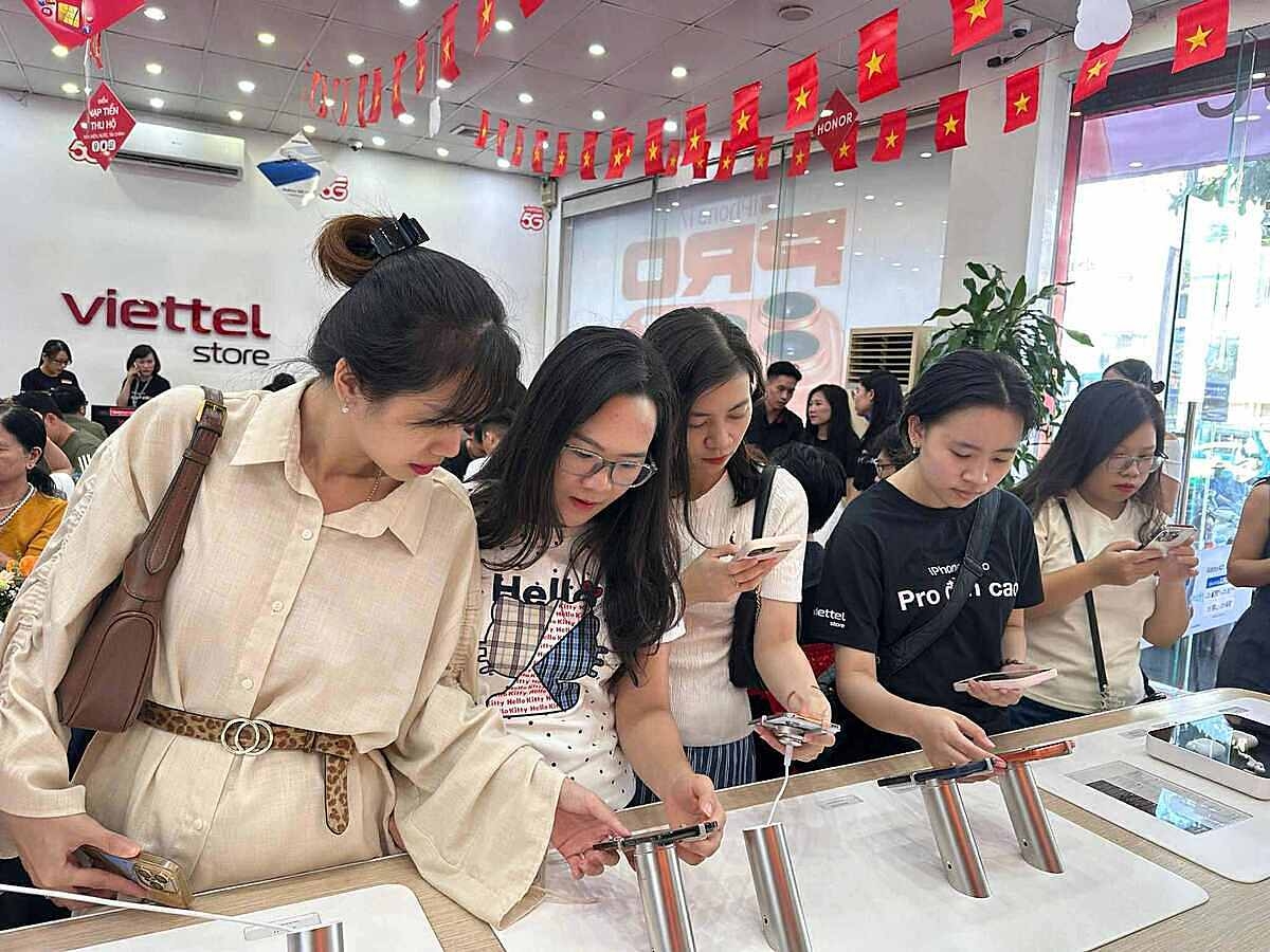 Bảng giá iPhone 17 liên tục được cập nhật giảm tại nhiều cửa hàng.