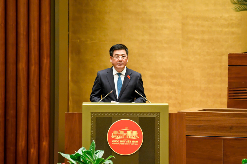 Thừa ủy quyền của Chính phủ, Bộ trưởng Bộ Công Thương Nguyễn Hồng Diên trình bày Tờ trình dự án Luật Thương mại điện tử trước Quốc hội ngày 3/11.