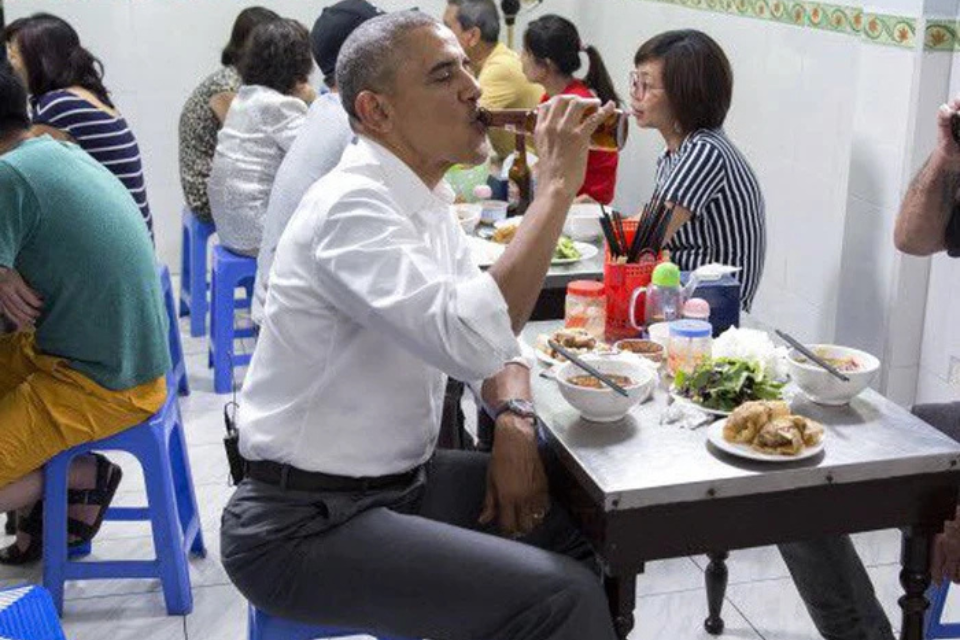 Hình ảnh cựu Tổng thống Mỹ Barack Obama ăn bún chả tại Hà Nội năm 2016.