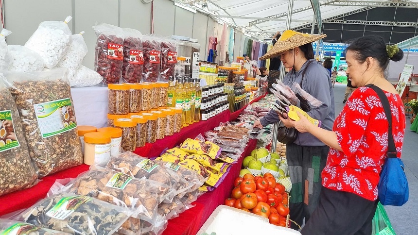 Hội chợ Triển lãm nông nghiệp quốc tế AgroViet 2025 quy tụ gần 100 đơn vị trong và ngoài nước với hàng nghìn sản phẩm nông nghiệp chất lượng cao.