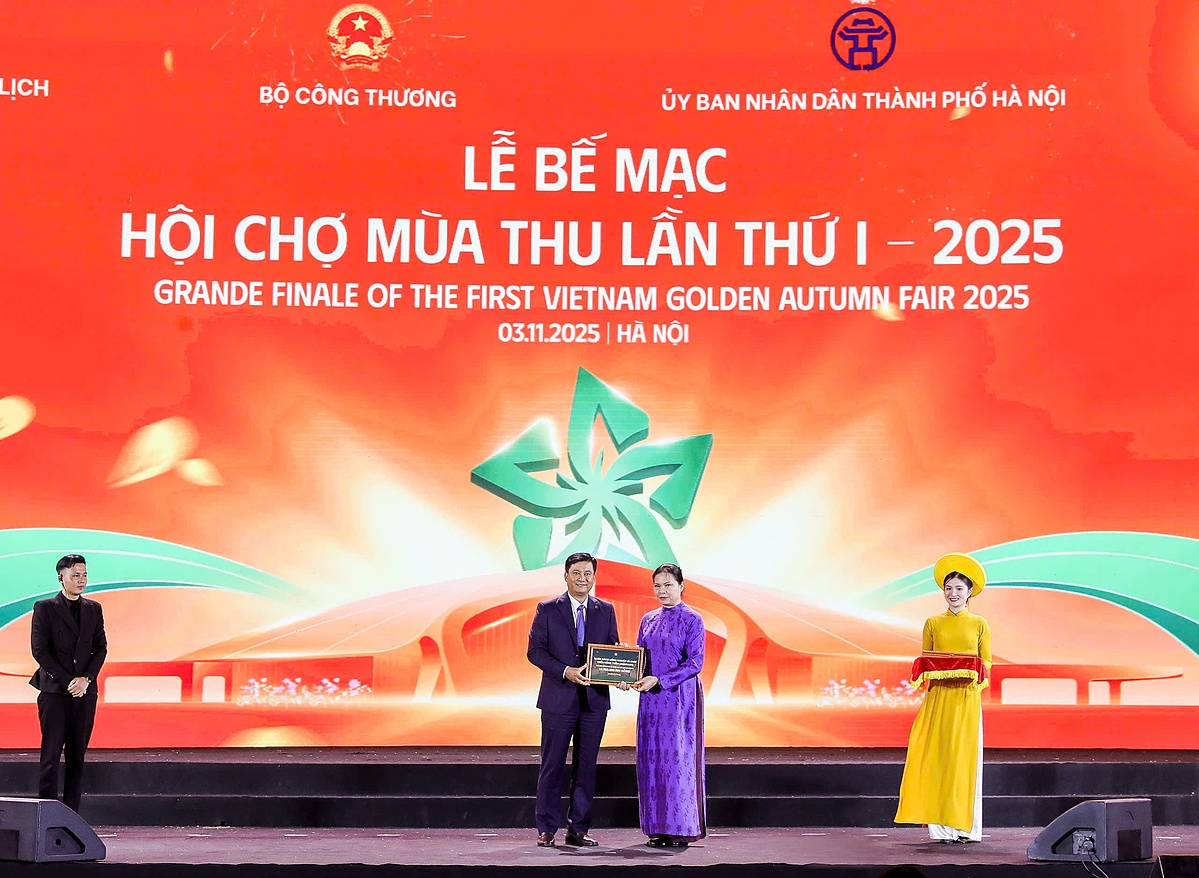 Tổng Giám đốc Agribank Phạm Toàn Vượng đã trao hỗ trợ an sinh xã hội trị giá 10 tỷ đồng tiếp tục gửi tới đồng bào bị ảnh hưởng bởi mưa lũ vừa qua.