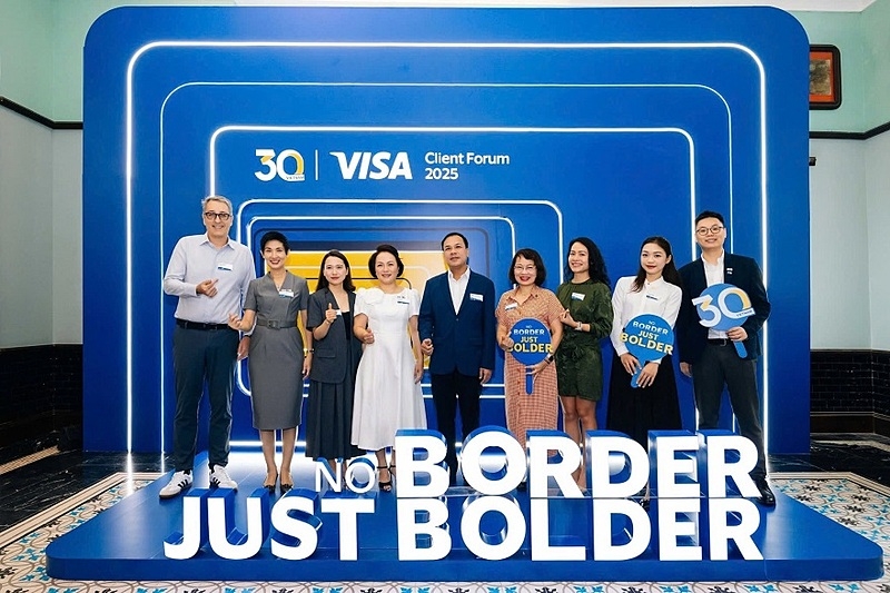 Ông Lê Hồng Phúc - Phó Tổng Giám đốc Agribank &lpar;đứng giữa&rpar; và đại diện Visa chụp ảnh lưu niệm tại sự kiện Visa Client Forum 2025 nhân dịp kỷ niệm 30 năm Visa hiện diện tại Việt Nam.