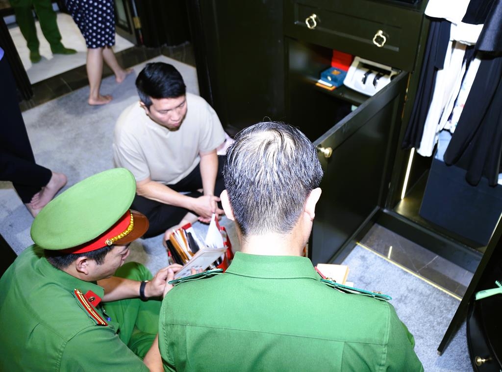 Cảnh sát điều tra khám xét nhà bị can Nguyễn Quốc Vũ.