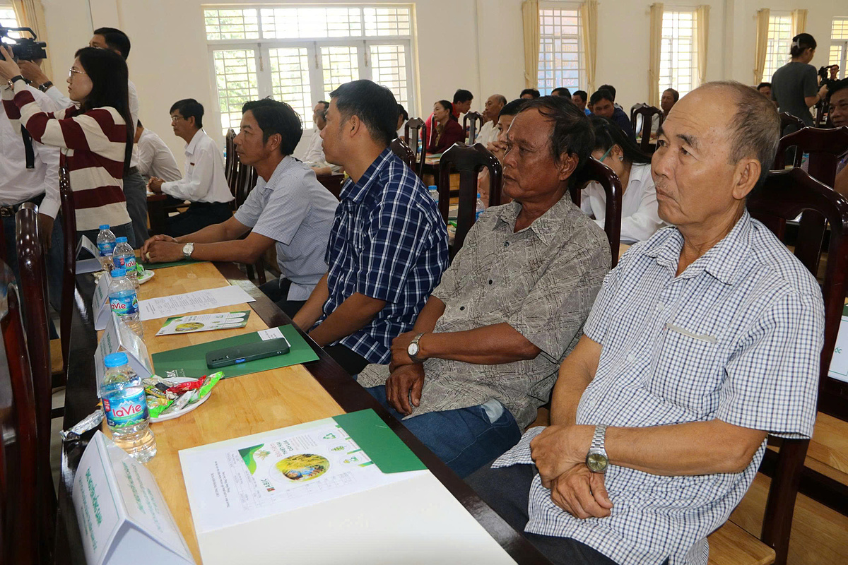 Bà con nông dân tham dự buổi tọa đàm.