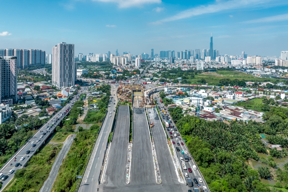 Theo đó, tuyến đường được xem là trục giao thông huyết mạch chiến lược, định hình lại toàn bộ mạng lưới giao thông cửa ngõ phía Đông TP.HCM, góp phần giải quyết ùn tắc kéo dài – đặc biệt tại nút giao An Phú. Cụ thể, đoạn đường này sẽ chia lửa giao thông, giảm tải đáng kể lưu lượng xe cho nút giao An Phú bằng cách tạo hành lang kết nối thông suốt từ cao tốc TP.HCM - Long Thành - Dầu Giây qua các trục Võ Chí Công - Đỗ Xuân Hợp - Võ Nguyên Giáp - nút giao Cát Lái, giúp xe container và xe tải nặng không còn phải dồn về một điểm.