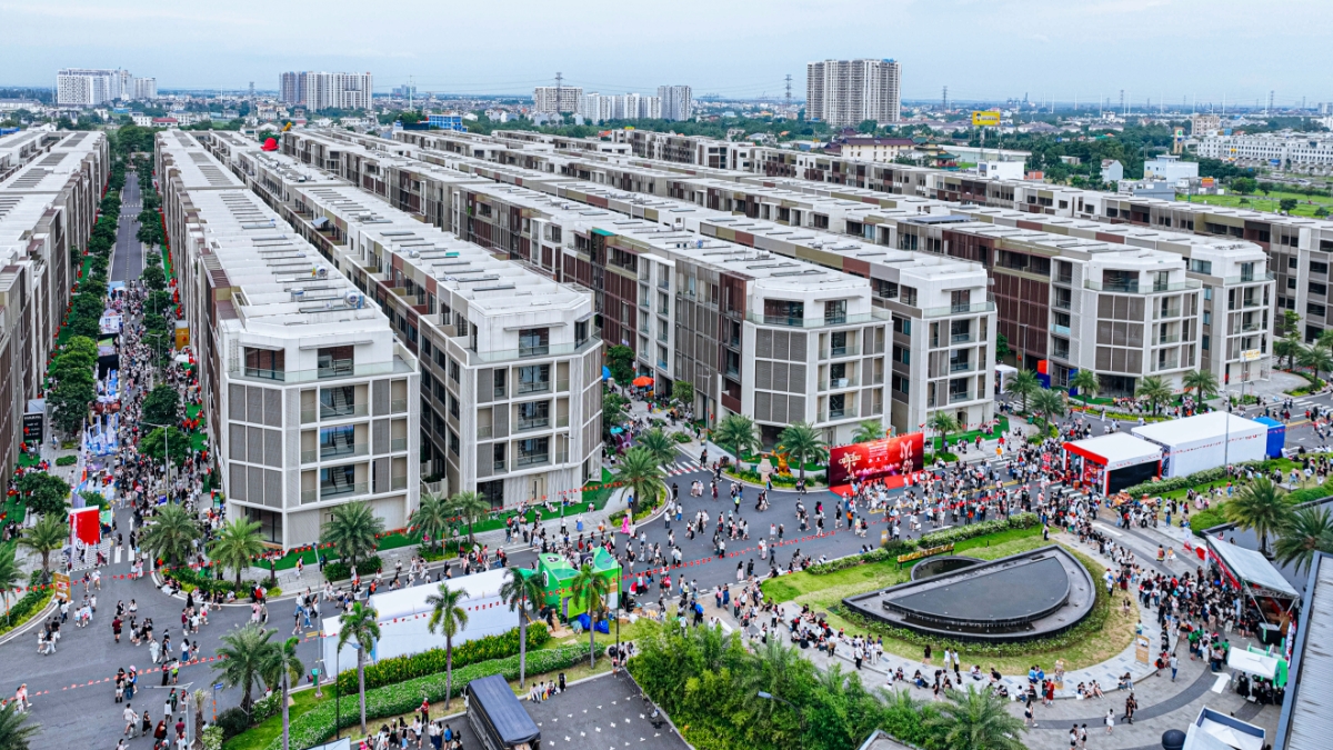 Nắm bắt cơ hội này, các ông lớn bất động sản chắc chắn sẽ đón đầu hạ tầng, triển khai nhanh chóng nhiều dự án dọc tuyến để tận dụng kết nối mới. Điều này sẽ càng khiến nơi đây thêm phần sôi động, hấp dẫn ngay tại TP. Thủ Đức &lpar;cũ&rpar;, vốn được Thủ tướng và chính quyền TP.HCM quy hoạch trở thành trung tâm đổi mới sáng tạo, kinh tế tri thức và là trung tâm tài chính - công nghệ của vùng Đông Nam Bộ trong tương lai