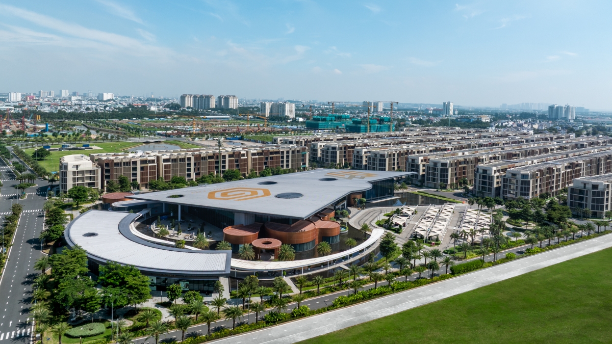 Tại đây, đoạn đường qua khu đô thị này đã hoàn thành 100%, tạo cảnh quan đô thị chuẩn quốc tế. Ngoài ra, các lối ra vào nối với đại lộ Mai Chí Thọ và Võ Nguyên Giáp &lpar;phường An Phú&rpar; đã sẵn sàng sử dụng.