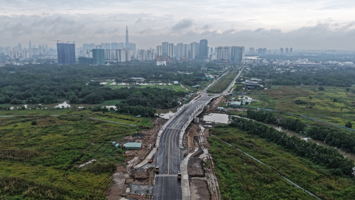 Trên thực tế, nút giao An Phú được xem là điểm nghẽn giao thông bật nhất TP.HCM. Tình trạng kẹt xe căng thẳng diễn ra triền miên vào nhiều thời điểm trong ngày. Có khi hàng nghìn xe container, xe tải, xe máy và ô tô xếp hàng dài 2-3km mỗi chiều, thời gian chờ đèn đỏ kéo dài khiến tình trạng giao thông thêm căng thẳng. Thực trạng này khiến người dân TP.HCM “ngán ngẩm” mỗi khi có việc đi ngang - nhiều người chọn đi đường vòng xa hơn để tránh.