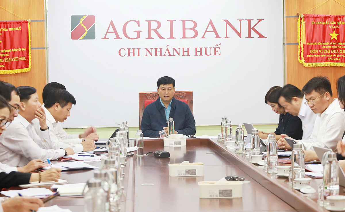 Tổng Giám đốc Agribank Phạm Toàn Vượng cùng đoàn công tác làm việc nắm bắt tình hình các đơn vị trên địa bàn thành phố Huế.