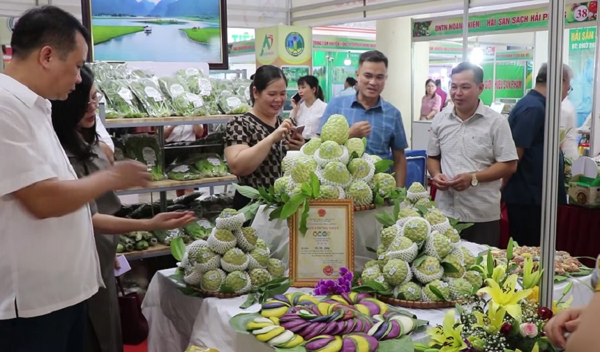 Nhờ ứng dụng các nền tảng công nghệ, bà con nông dân có thể quảng bá, giới thiệu nông sản của địa phương đến người tiêu dùng trong và ngoài nước mà không cần rời khỏi bản làng.