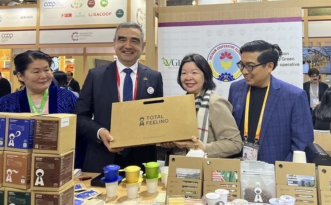 Chủ tịch Liên đoàn HTX cung tiêu toàn Trung Quốc và Chủ tịch Liên minh HTX Việt Nam thăm gian hàng của HTX Việt Nam. .