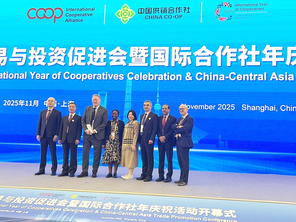 Chủ tịch Cao Xuân Thu Vân chụp hình cùng các đại biểu tham dự Việc tham dự CIIE 2025 và diễn đàn quốc tế.