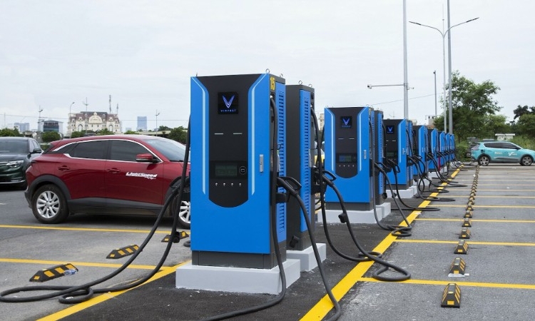 Đề xuất miễn, giảm thuế doanh nghiệp kinh doanh trạm sạc và cho thuê xe điện