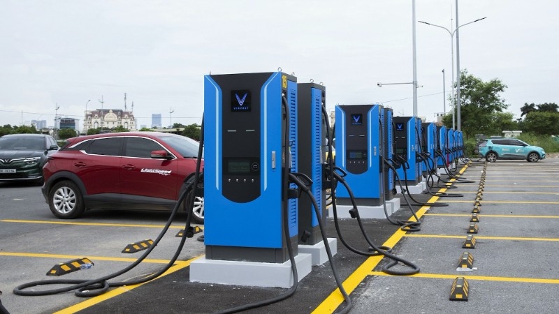 Đề xuất miễn, giảm thuế doanh nghiệp kinh doanh trạm sạc và cho thuê xe điện