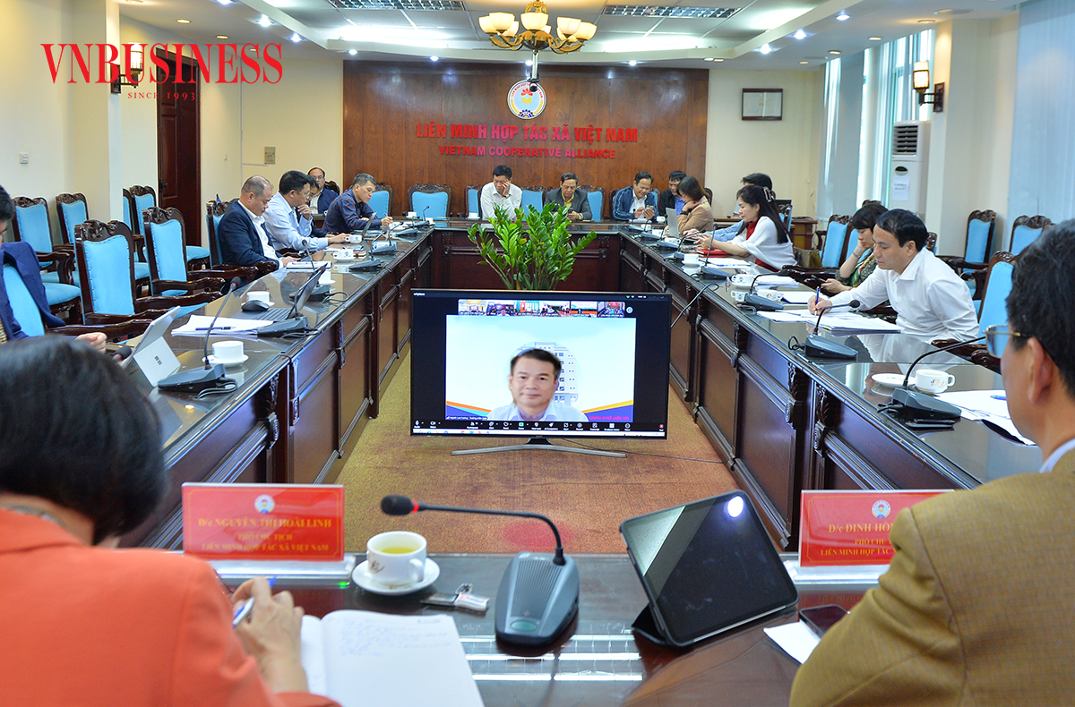 Ông Đỗ Xuân Trường, Chủ tịch Liên minh HTX tỉnh Ninh Bình tham gia góp ý vào các Dự thảo văn kiện trình Đại hội XIV của Đảng.