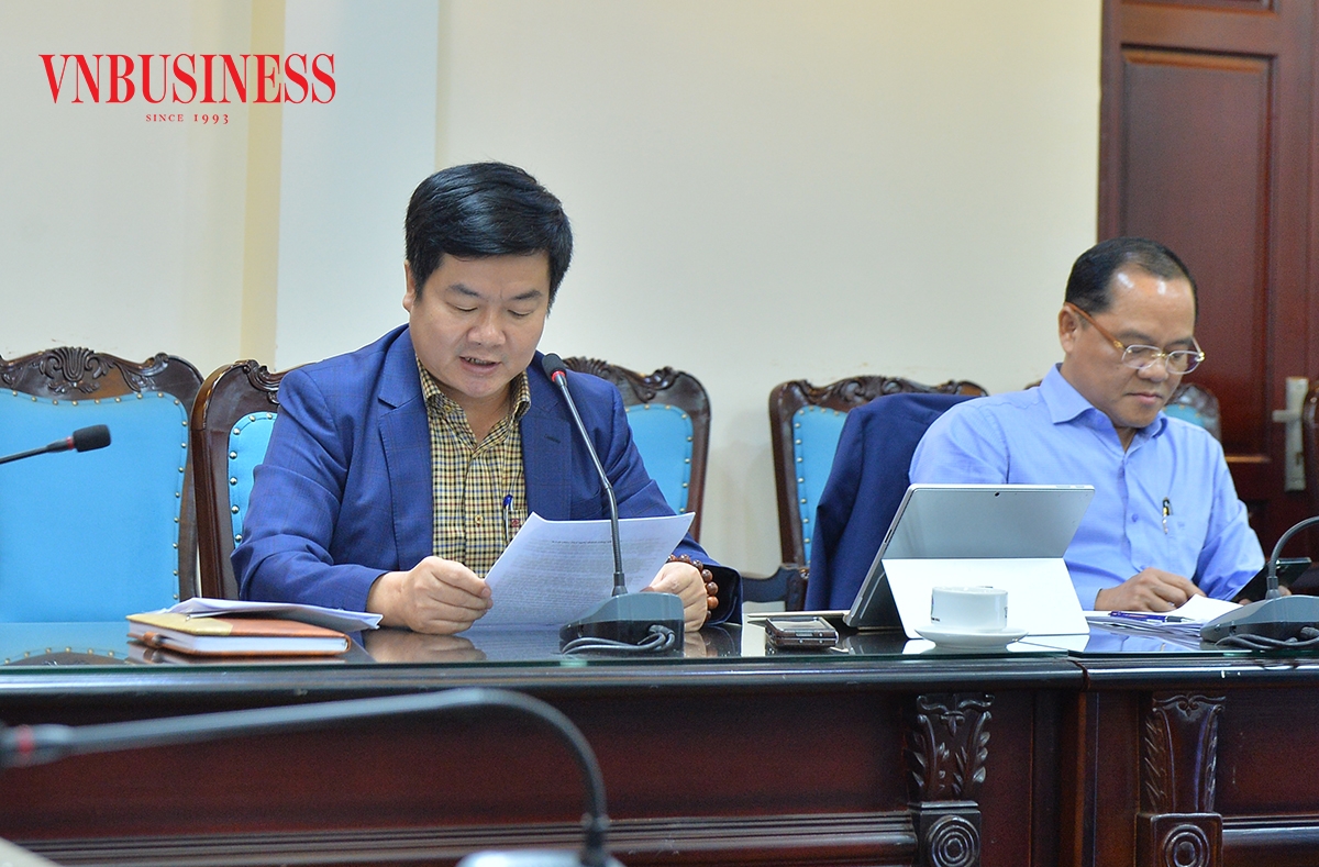 Ông Lê Trung Hòa, Phó trưởng Ban Tổ chức Kiểm tra tham gia góp ý vào các Dự thảo văn kiện trình Đại hội XIV của Đảng.