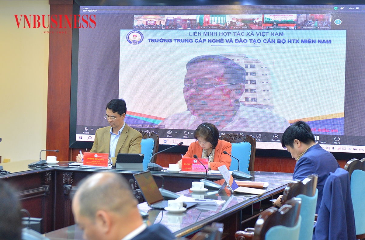 Ông Huỳnh Lam Phương, Hiệu trưởng Trường Trung cấp Cán bộ HTX Miền Nam góp ý các Dự thảo văn kiện trình Đại hội XIV của Đảng.