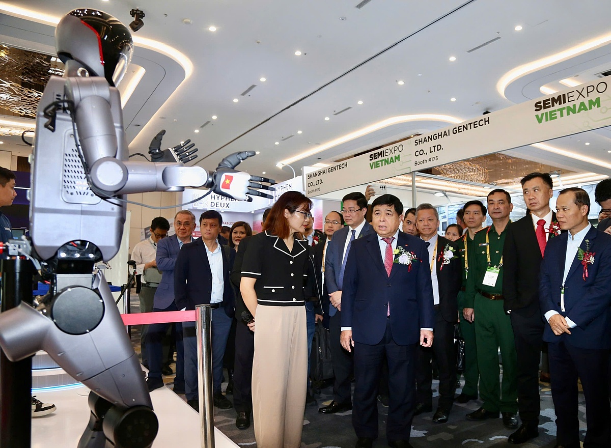 Phó Thủ tướng Nguyễn Chí Dũng và các đại biểu tham quan các gian hàng, trưng bày tại SEMIExpo Việt Nam 2025.