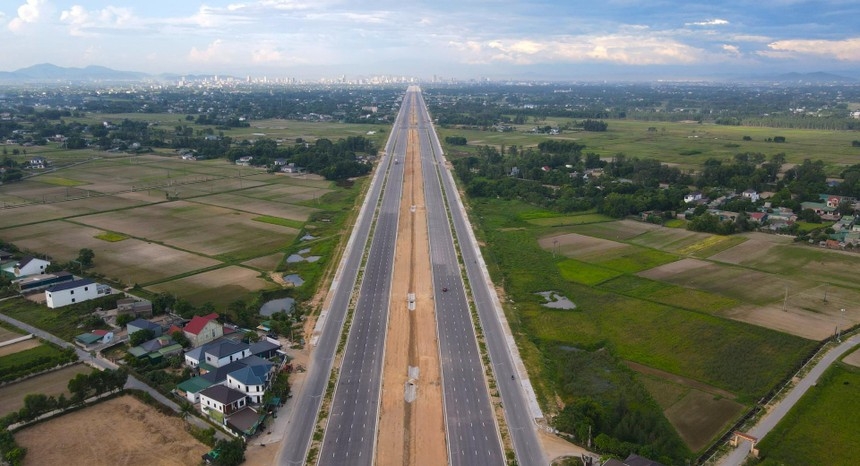 Chính phủ đặt mục tiêu giải ngân 100% kế hoạch vốn đầu tư công năm 2025, hướng tới tăng trưởng kinh tế ở mức 8,3-8,5%.