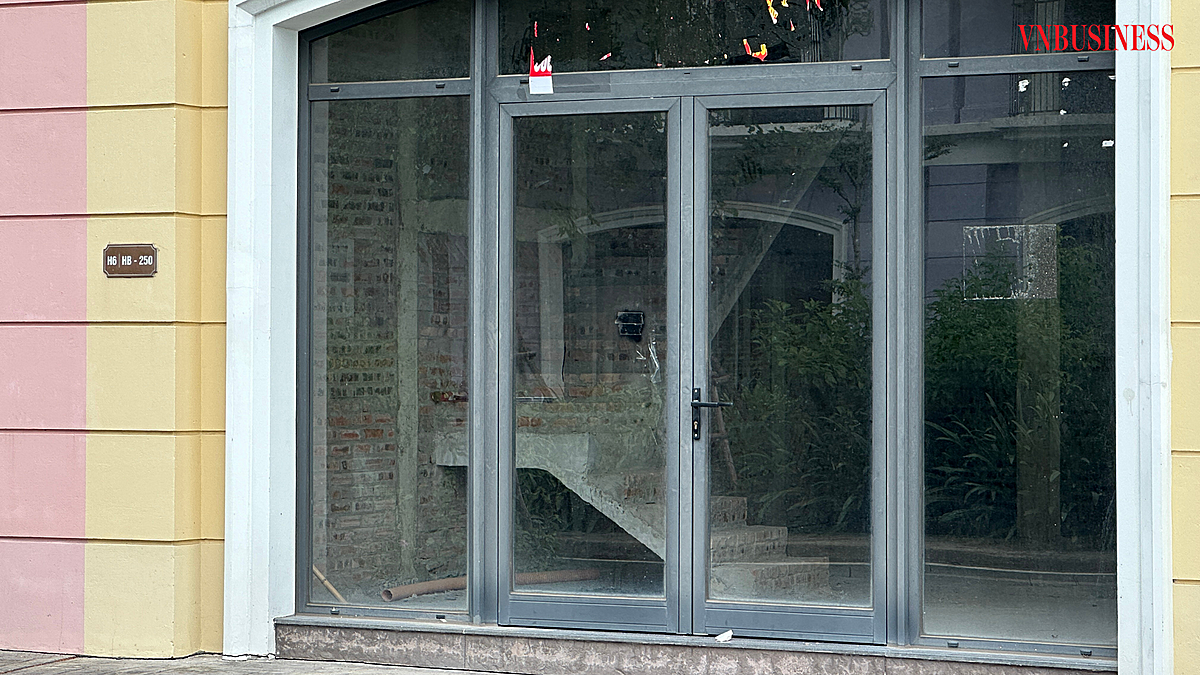 Nhiều căn tại khu du lịch Hạ Long bỏ trống, bên ngoài tuy bóng bẩy, bên trong thì hoàn toàn thiếu sức sống.