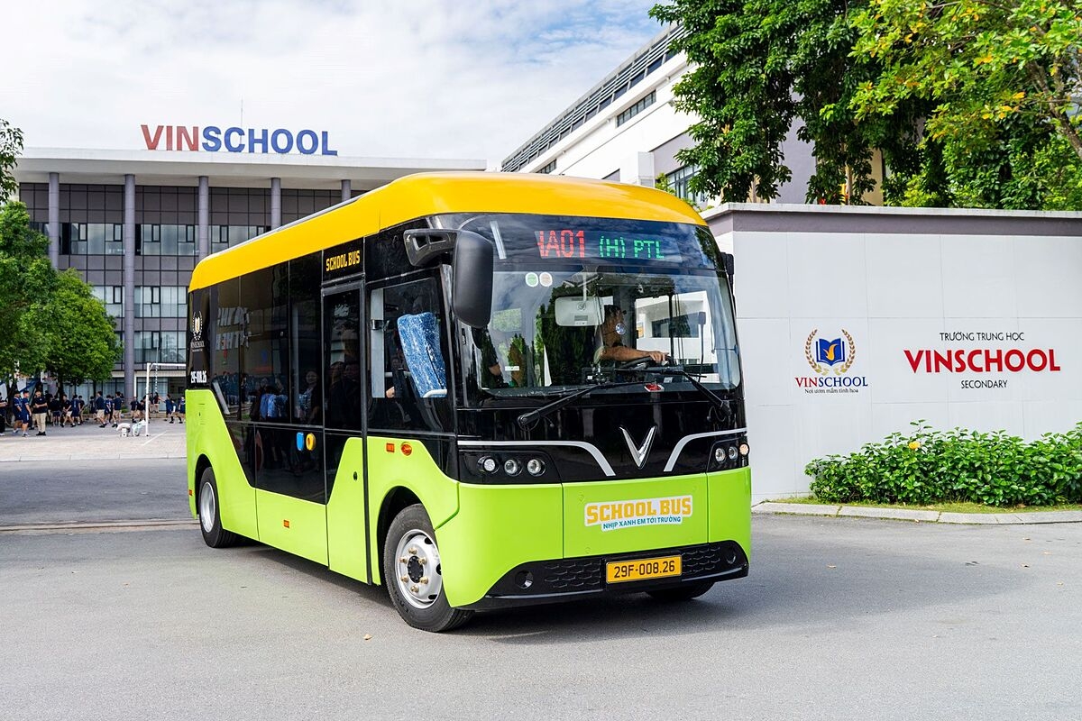 Dịch vụ School Bus vận hành bằng xe điện EB 6 phiên bản xe chuyên chở học sinh.