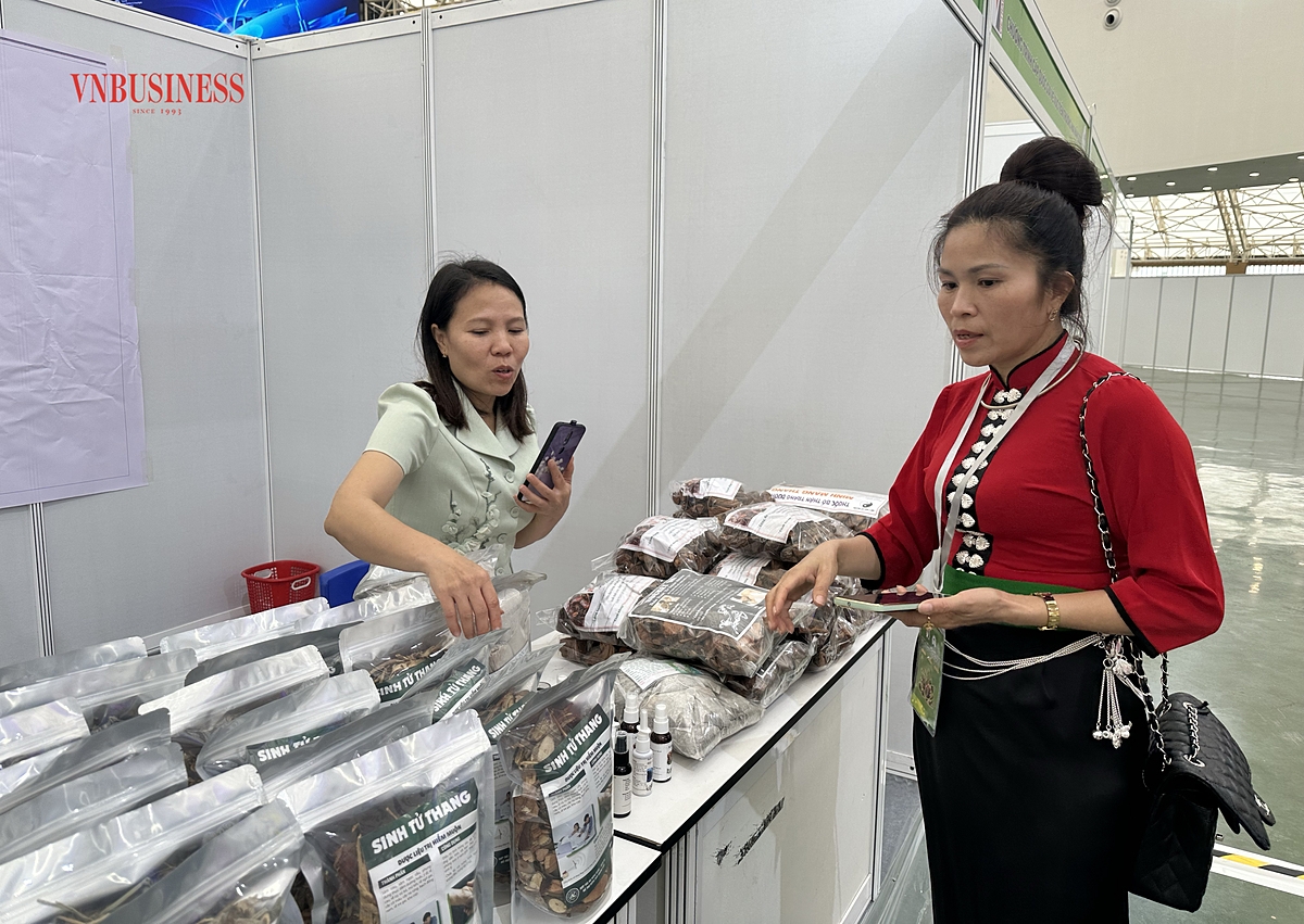 Trong khuôn khổ hội nghị, khu vực triển lãm trưng bày gần 50 gian hàng của các hợp tác xã dược liệu, giới thiệu nhiều sản phẩm đặc trưng như trà thảo dược, đông trùng hạ thảo, tinh dầu, nguyên liệu dược liệu thô, thực phẩm bảo vệ sức khỏe và các sản phẩm OCOP đạt tiêu chuẩn.