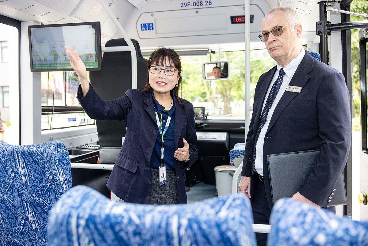 Ông Timothy John Fryer – Hiệu trưởng trường Trung học Vinschool kiểm tra các tính năng an toàn trên xe.