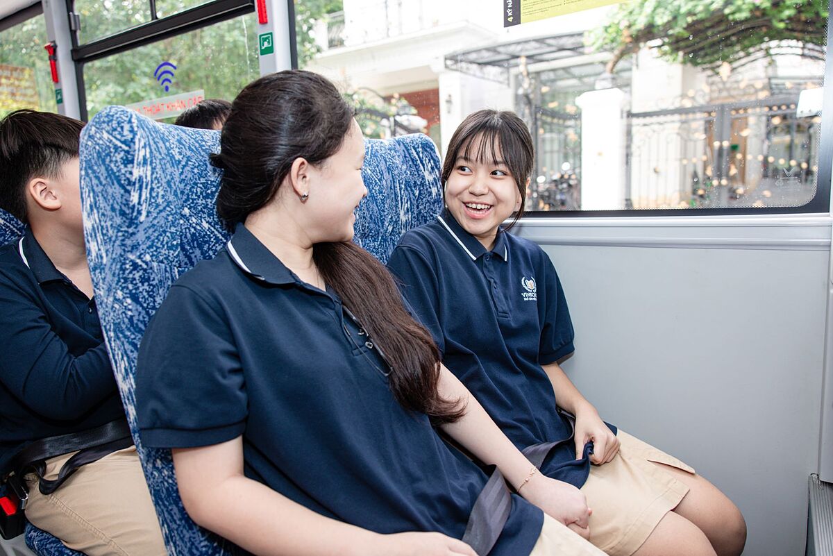 Các bạn nhỏ hào hứng trải nghiệm xe School Bus.