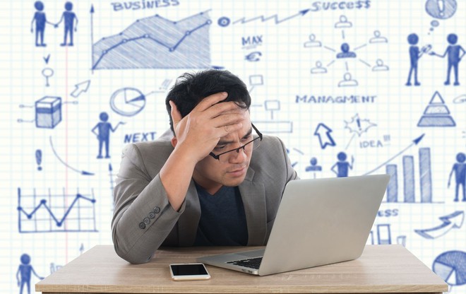 Nhà đầu tư bắt đầu mất dần phương hướng khi không biết nên cắt hay gồng lỗ.