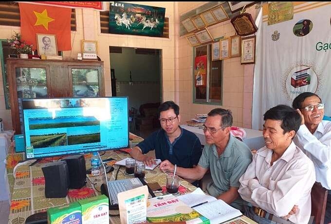 Một buổi học online của ông Đoàn Văn Tài &lpar;ở giữa&rpar; và các thành viên HTX.