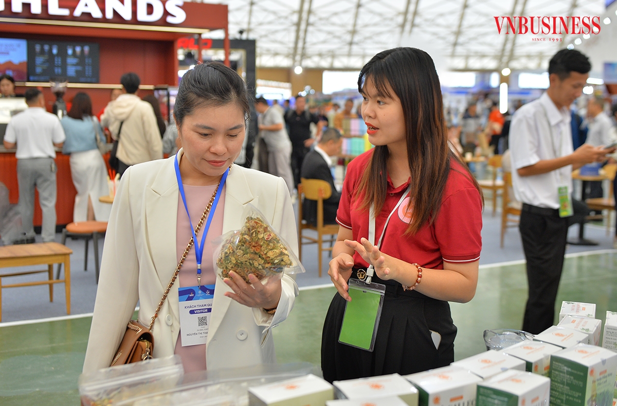 Chia sẻ với VnBusiness, chị Mai Nhung &lpar;Bắc Ninh&rpar; cho biết: Tôi thường xuyên sử dụng các sản phẩm của HTX, nhất là những sản phẩm về dược liệu, bởi đó là những sản phẩm có giá cả phải chăng, chất lượng cũng rất tốt.