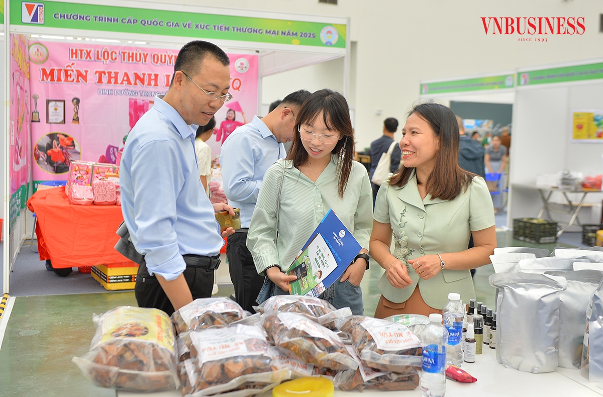 Cùng quan điểm với chị Nhung, tuy nhiên, anh Trần Văn Khoa &lpar;Ninh Bình&rpar; cho rằng, ngoài chất lượng và giá thành, các HTX trong lĩnh vực dược liệu cần quan tâm cải tiến mẫu mã, hình thức. “Tôi rất hay mua các sản phẩm dược liệu của HTX tại các hội chợ, nhưng nhìn chung hầu hết các sản phẩm có mẫu mã vẫn còn khá đơn điệu”, anh nói.