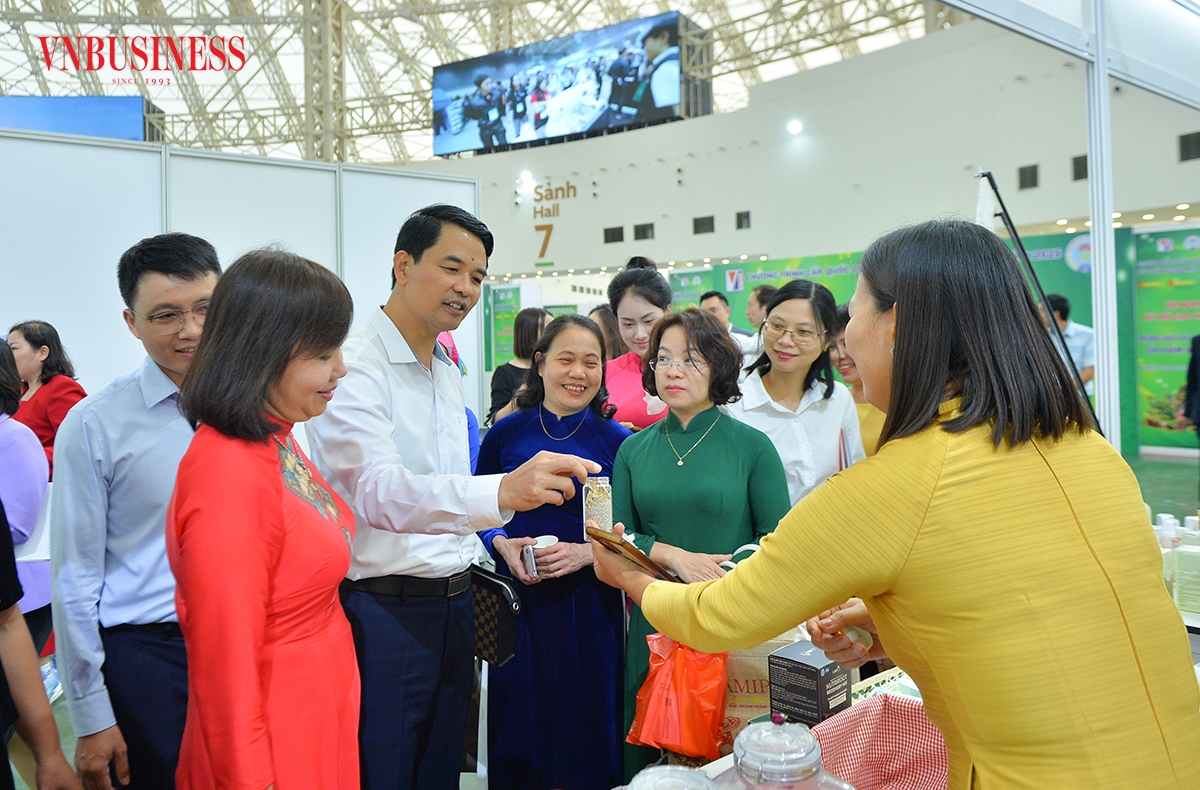 Phó Chủ tịch Liên minh HTX Việt Nam Đinh Hồng Thái cùng đoàn đại biểu tham dự Hội nghị kết nối giao thương, trưng bày và giới thiệu sản phẩm dược liệu năm 2025 tham quan các gian hàng tại khu vực trưng bày.