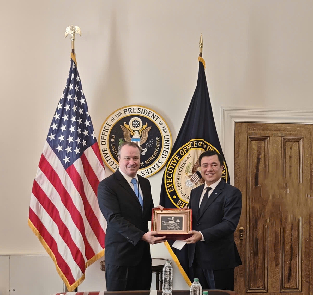 Thứ trưởng Bộ Công Thương, Phó trưởng Đoàn đàm phán Chính phủ Nguyễn Sinh Nhật Tân và Phó đại diện Thương mại Hoa Kỳ Rick Switzer.