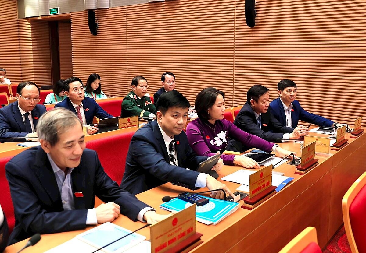 Các đại biểu bấm nút thông qua nghị quyết. Ảnh: Viết Thành