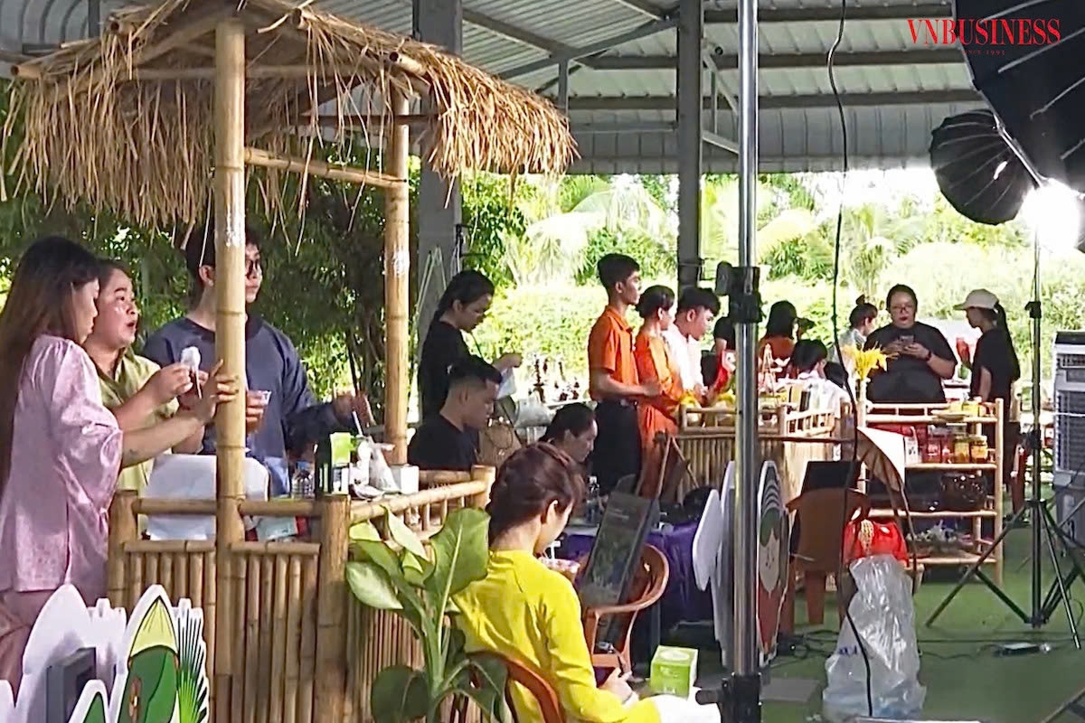 Người trẻ phối hợp với KOL/KOC livestream nông sản trên chợ mạng.