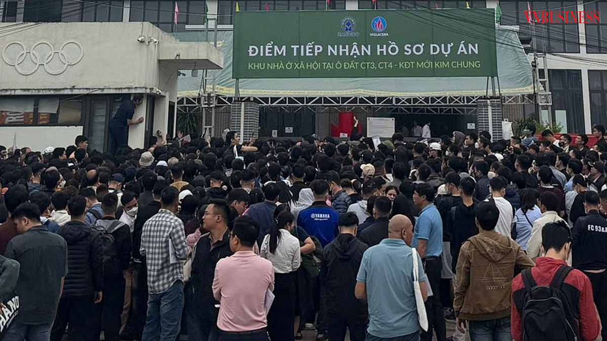 Không khí căng thẳng trong ngày 17/11 khi lượng người đổ về nộp hồ sơ tiếp tục tăng.