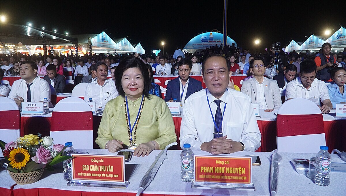 Chủ tịch Liên minh HTX Việt Nam Cao Xuân Thu Vân tham dự lễ khai mạc Ngày hội Cua Cà Mau.