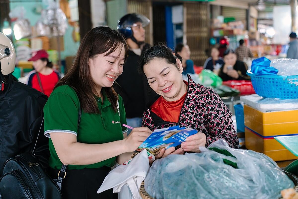 Các ngân hàng bước vào cao điểm hỗ trợ hộ kinh doanh chuyển từ thuế khoán sang kê khai, chuẩn bị cho lộ trình áp dụng đại trà từ ngày 1/1/2026.
