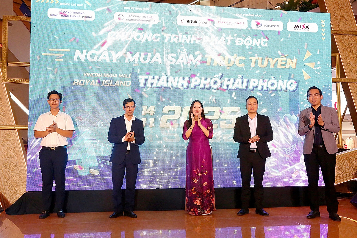 Đại biểu thực hiện nghi thức bấm nút phát động Ngày mua sắm tuyến thành phố Hải Phòng năm 2025.
