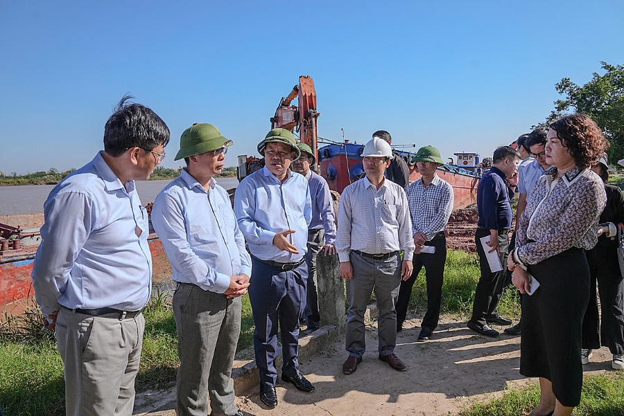 Phó Chủ tịch UBND thành phố Lê Trung Kiên kiểm tra thực địa công tác quản lý hoạt động bến bãi ven sông khu vực chân cầu Hàn &lpar;phường Thành Đông&rpar;