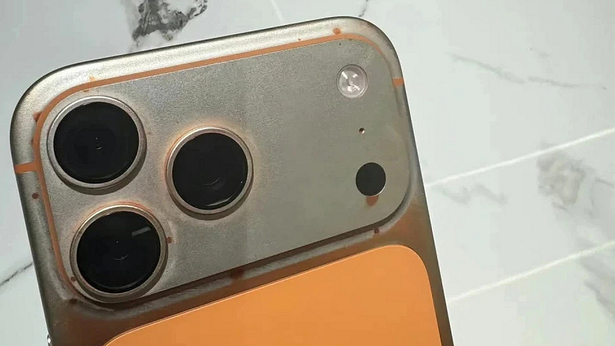 Vùng phủ màu Cam Vũ Trụ bị bong, để lộ lớp hợp kim bên dưới.