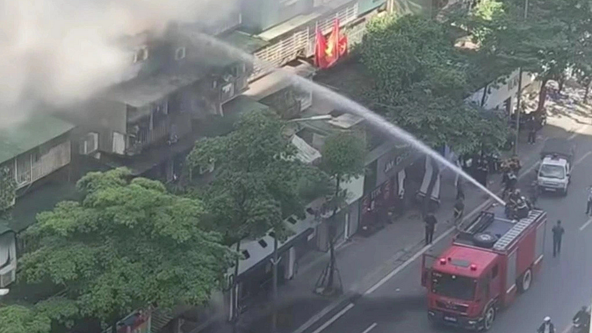 Sáng 14/11, vụ cháy xảy ra tại khu tập thể Trung Tự &lpar;phường Kim Liên, Hà Nội&rpar;.