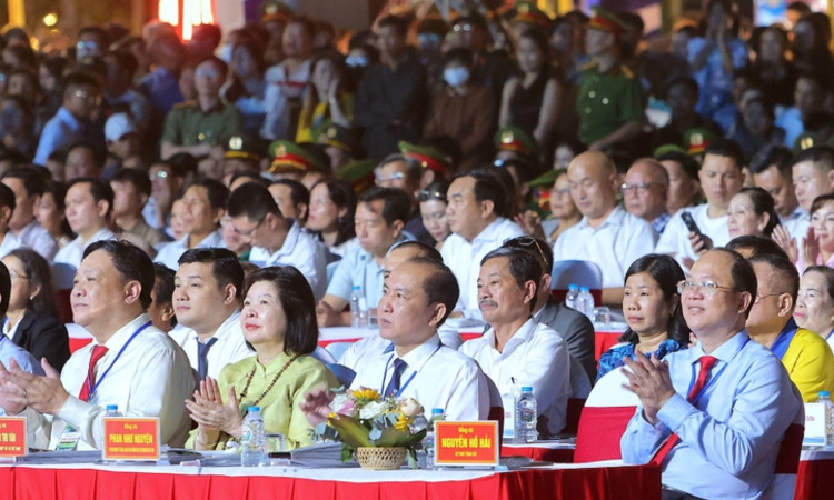 Cà Mau khai hội cua 2025, tôn vinh sản vật đất Mũi, lan tỏa thông điệp phát triển kinh tế xanh