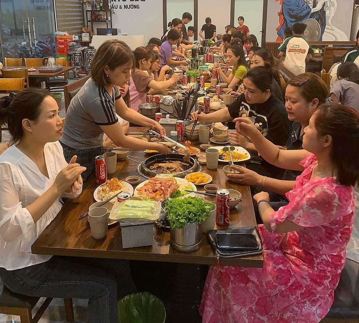 Ăn uống ở ngoài được nhiều người Việt lựa chọn.