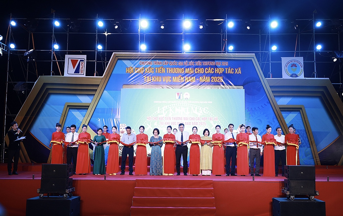 Các đại biểu cùng thực hiện nghi thức cắt băng khai mạc Hội chợ xúc tiến thương mại cho các hợp tác xã khu vực phía Nam 2025.