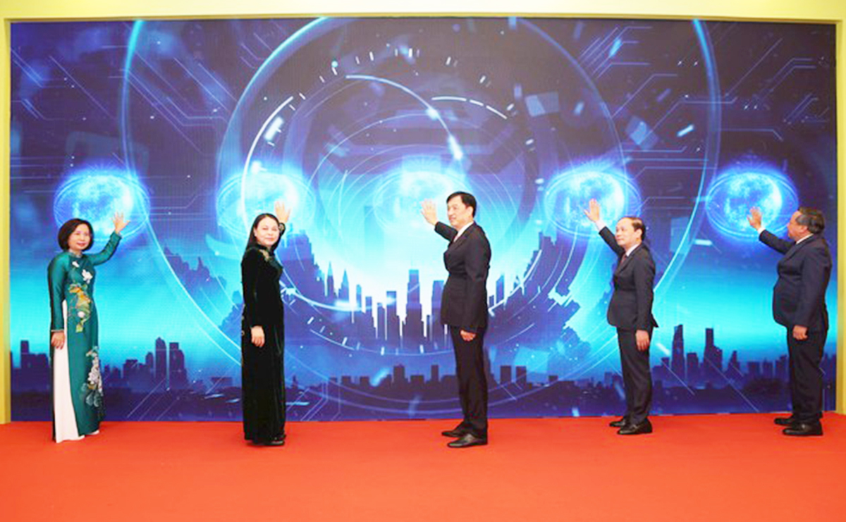 Các đại biểu ấn nút khởi động phần mềm “Mặt trận số” trên app iHanoi.